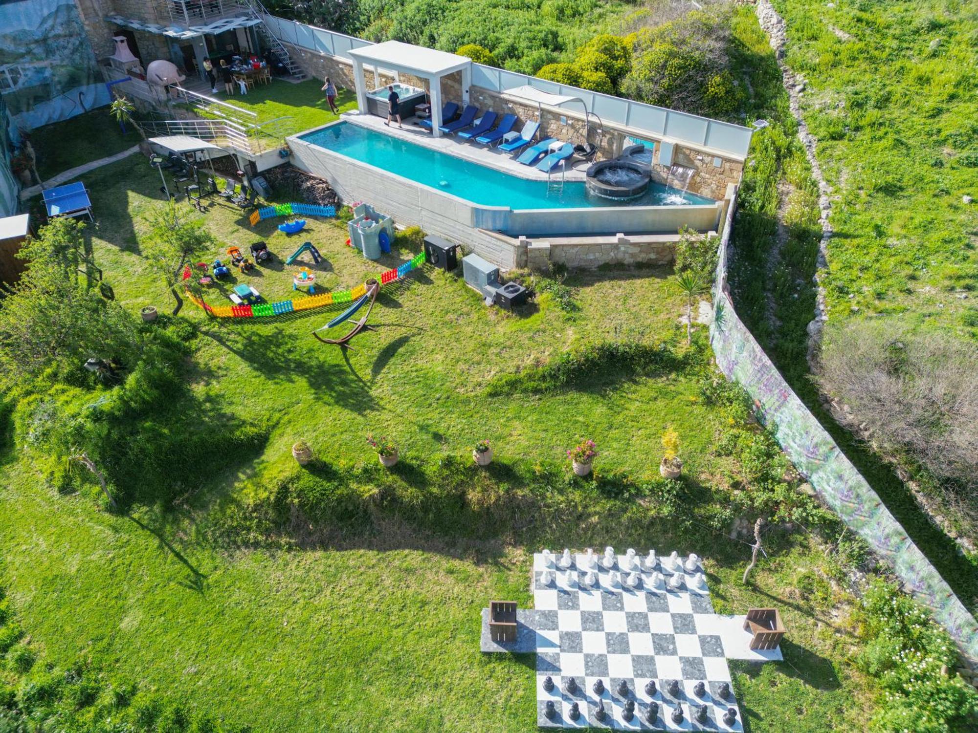 Heated Private Ozone Salt Pool, Jacuzzi, Cinema Inside & Outside, Ping Pong, Billiard, Ps5, Playground, Giant Chess, Giant Monopoly, Table Football, 3X Surround Sound - Villa Rokka Luxe Kíssamos Exterior foto