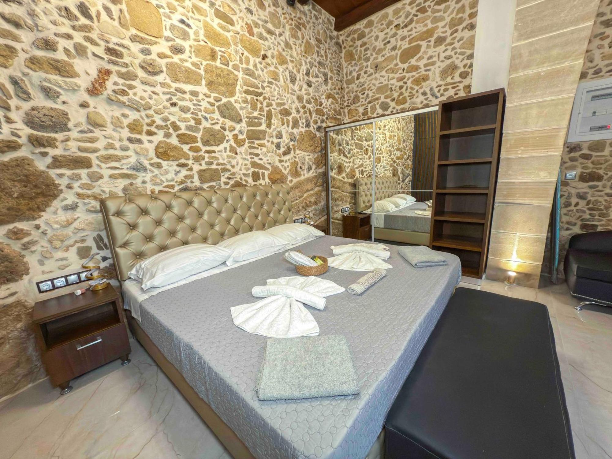 Heated Private Ozone Salt Pool, Jacuzzi, Cinema Inside & Outside, Ping Pong, Billiard, Ps5, Playground, Giant Chess, Giant Monopoly, Table Football, 3X Surround Sound - Villa Rokka Luxe Kíssamos Exterior foto